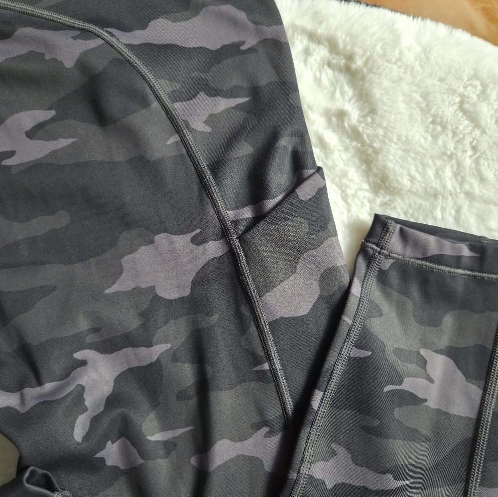 Athleta Ultimate Camo 7/8 Tight Size Medium - Picture 8 of 9